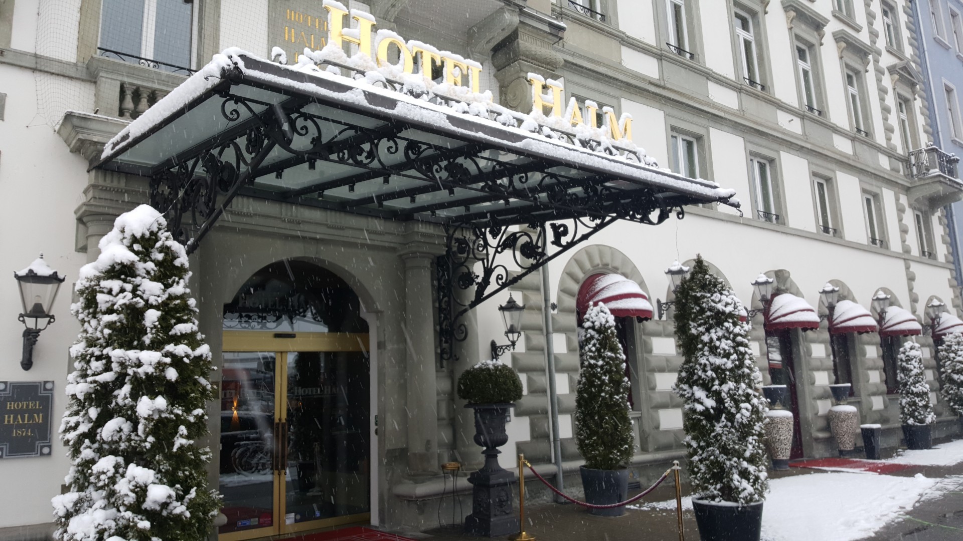Hoteleingang im Schnee