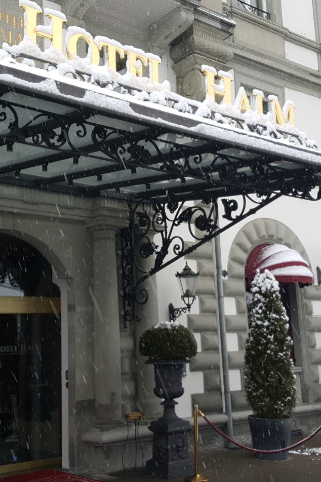 Hoteleingang im Schnee