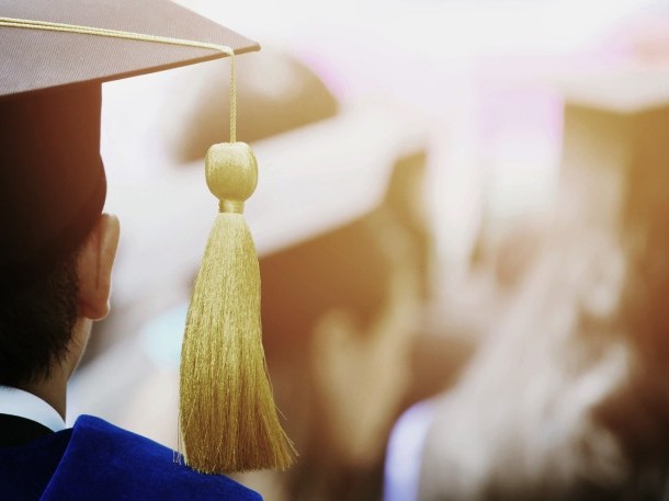 Junger Mann mit viereckigem Diplomhut mit einer Quaste