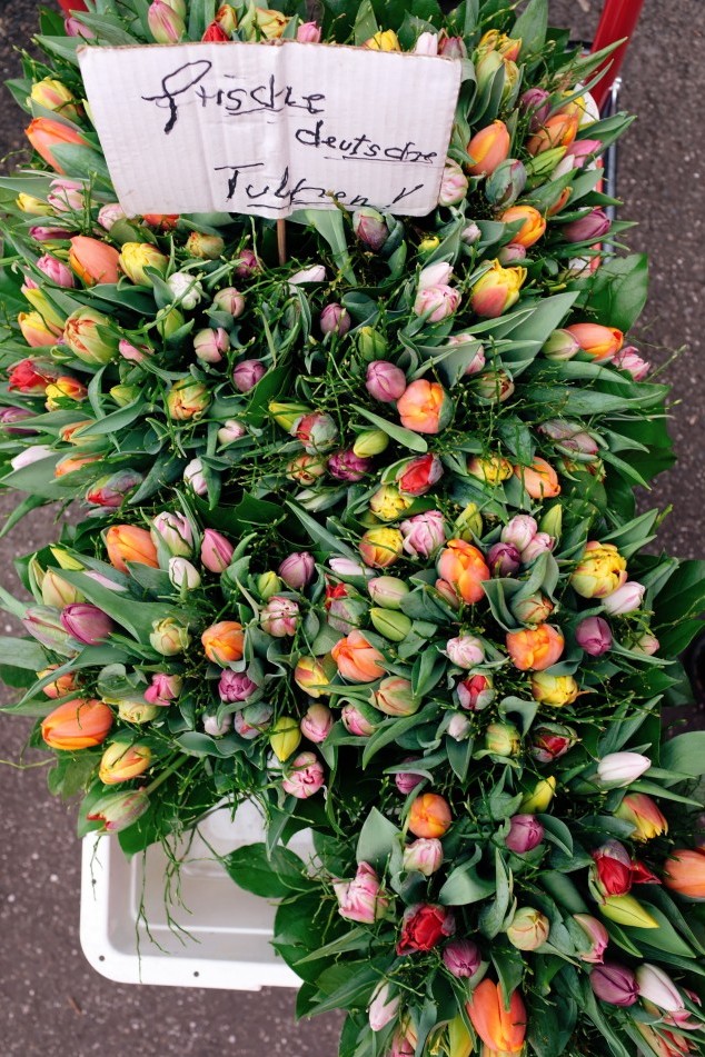 Blumenarrangement in einer Box mit Schild, von oben fotografiert