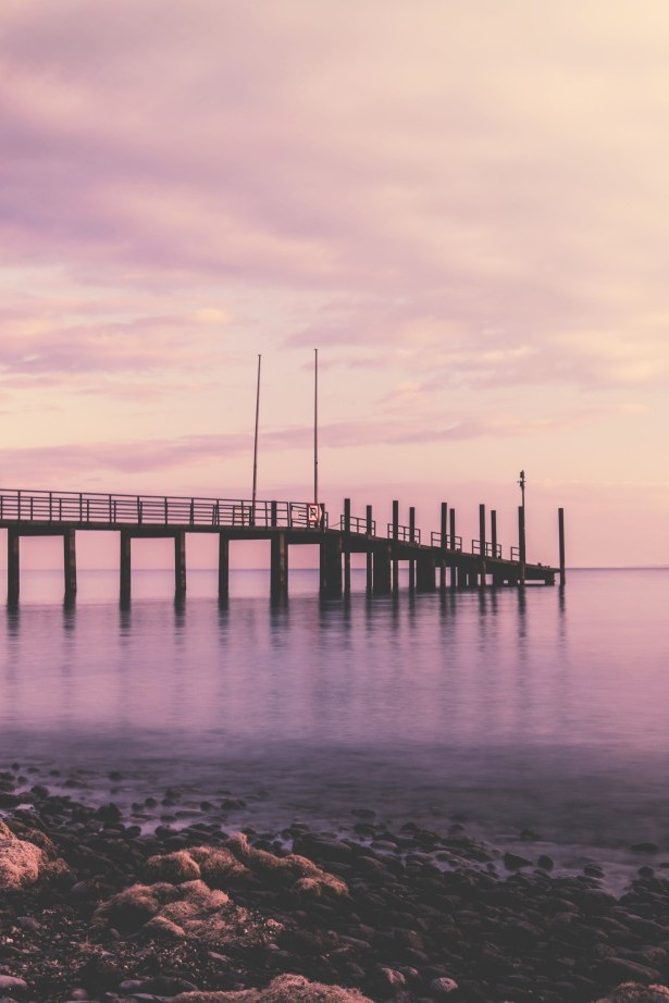 Steg am Ufer des Bodensees in der Morgensonne.