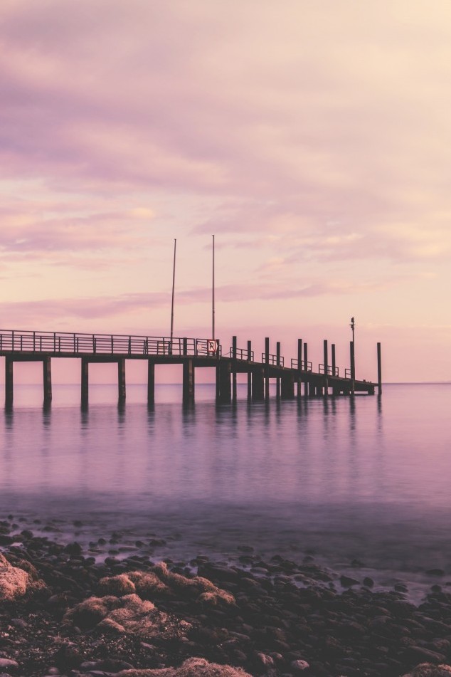 Steg am Ufer des Bodensees in der Morgensonne.