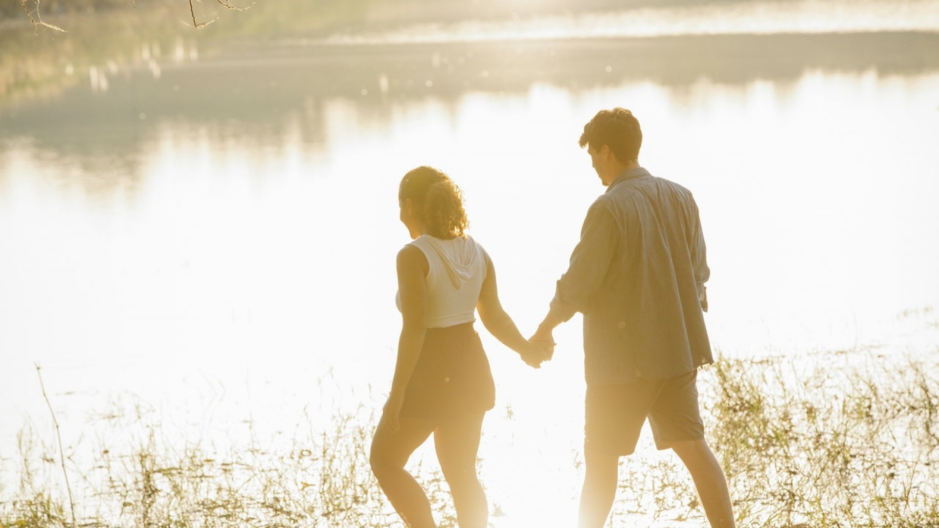 Romantischer Spaziergang eines Paares am Seeufer