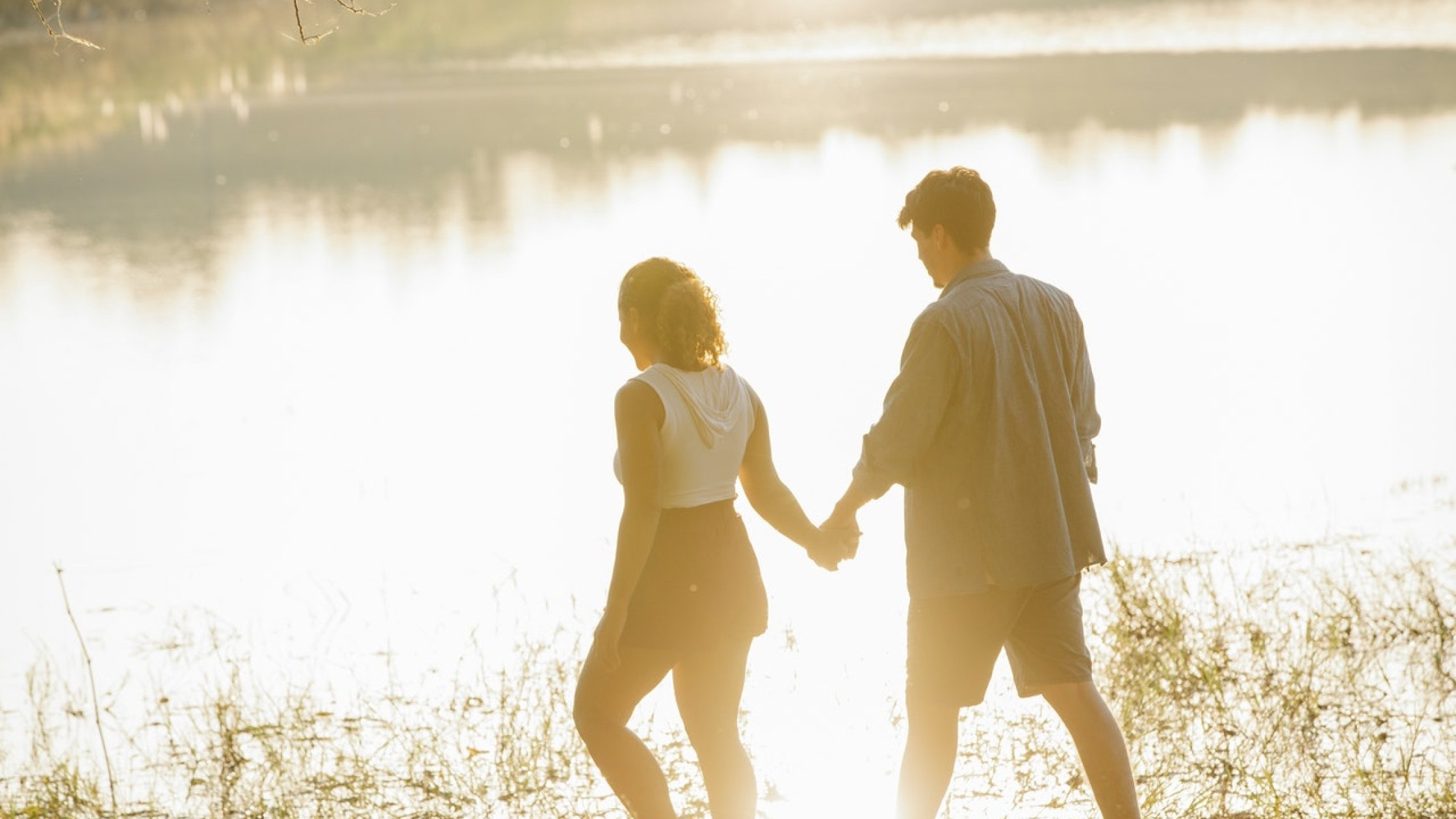 Romantischer Spaziergang eines Paares am Seeufer