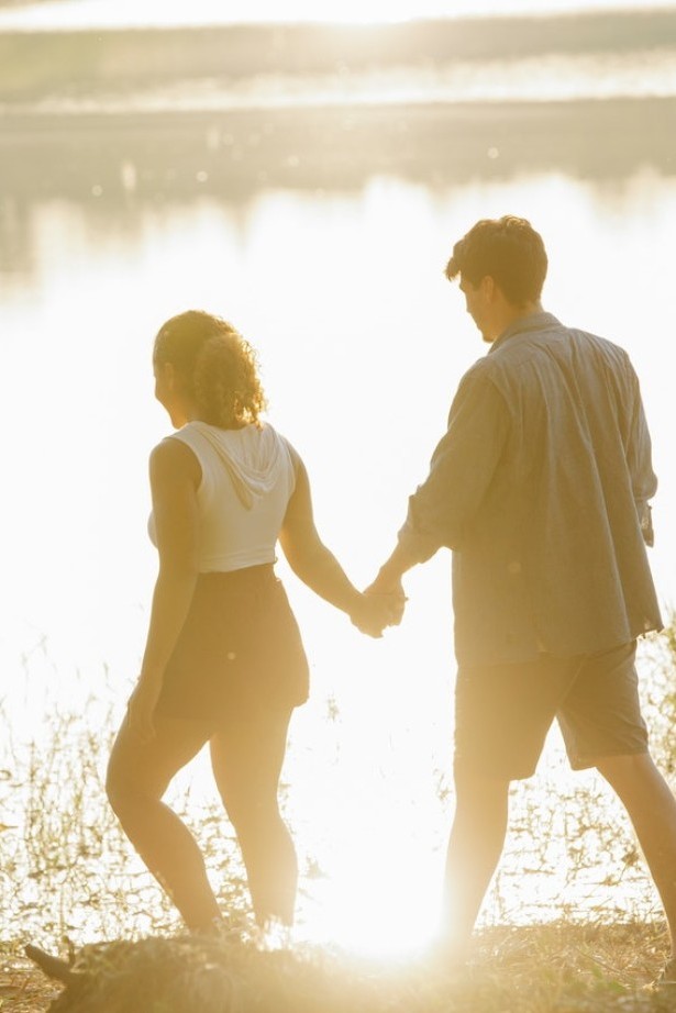 Romantischer Spaziergang eines Paares am Seeufer