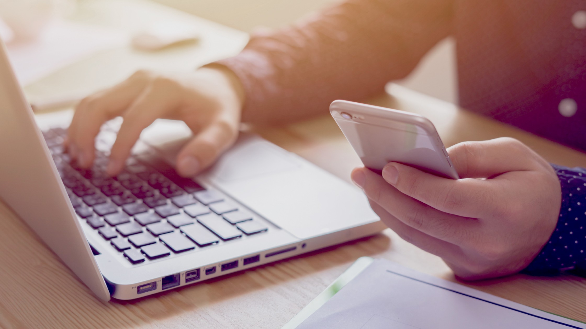Multitasking arbeiten mit Laptop und Handy. 