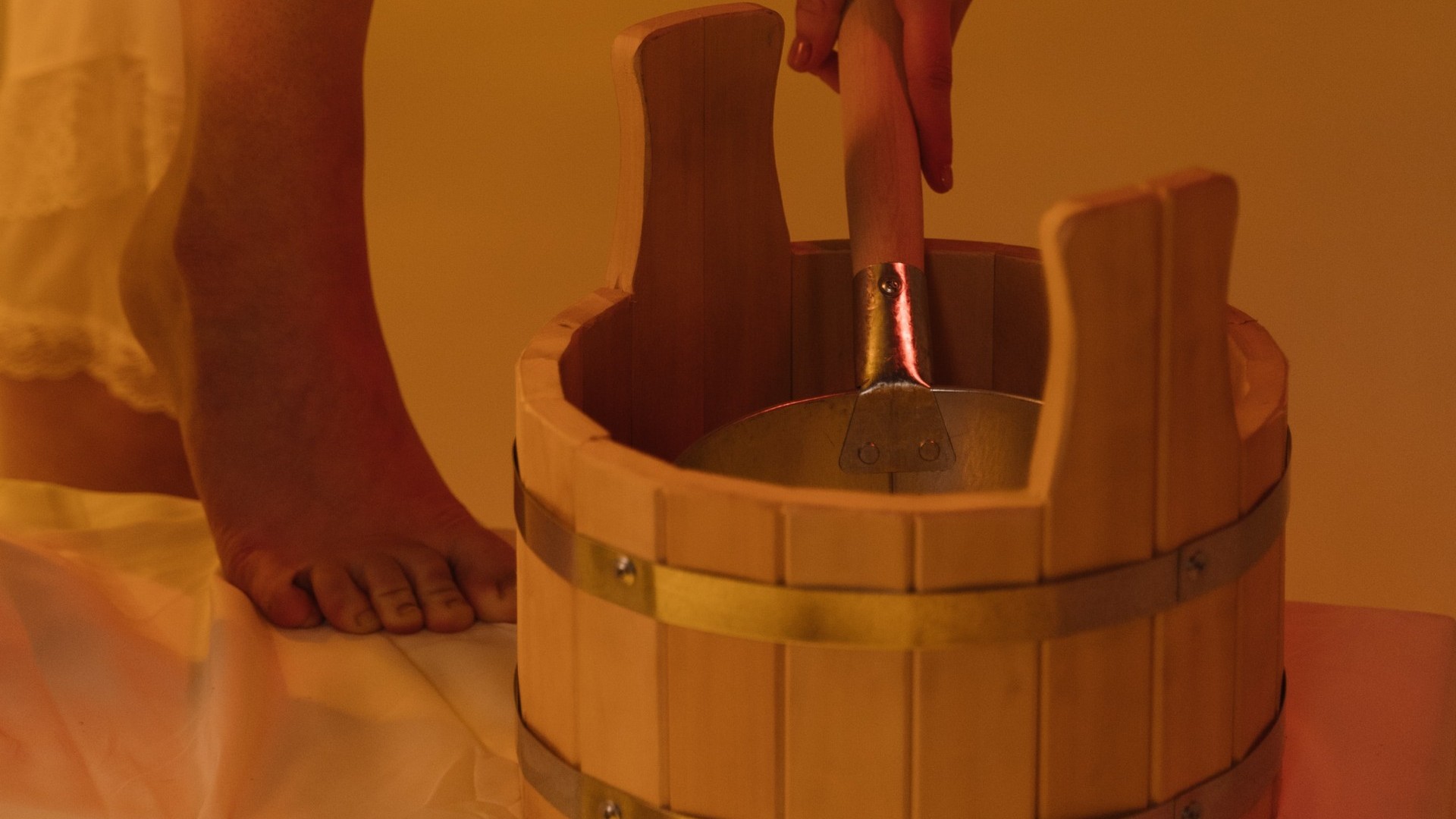 Saunaaufgussbehälter mit Schöpfer aus Holz.