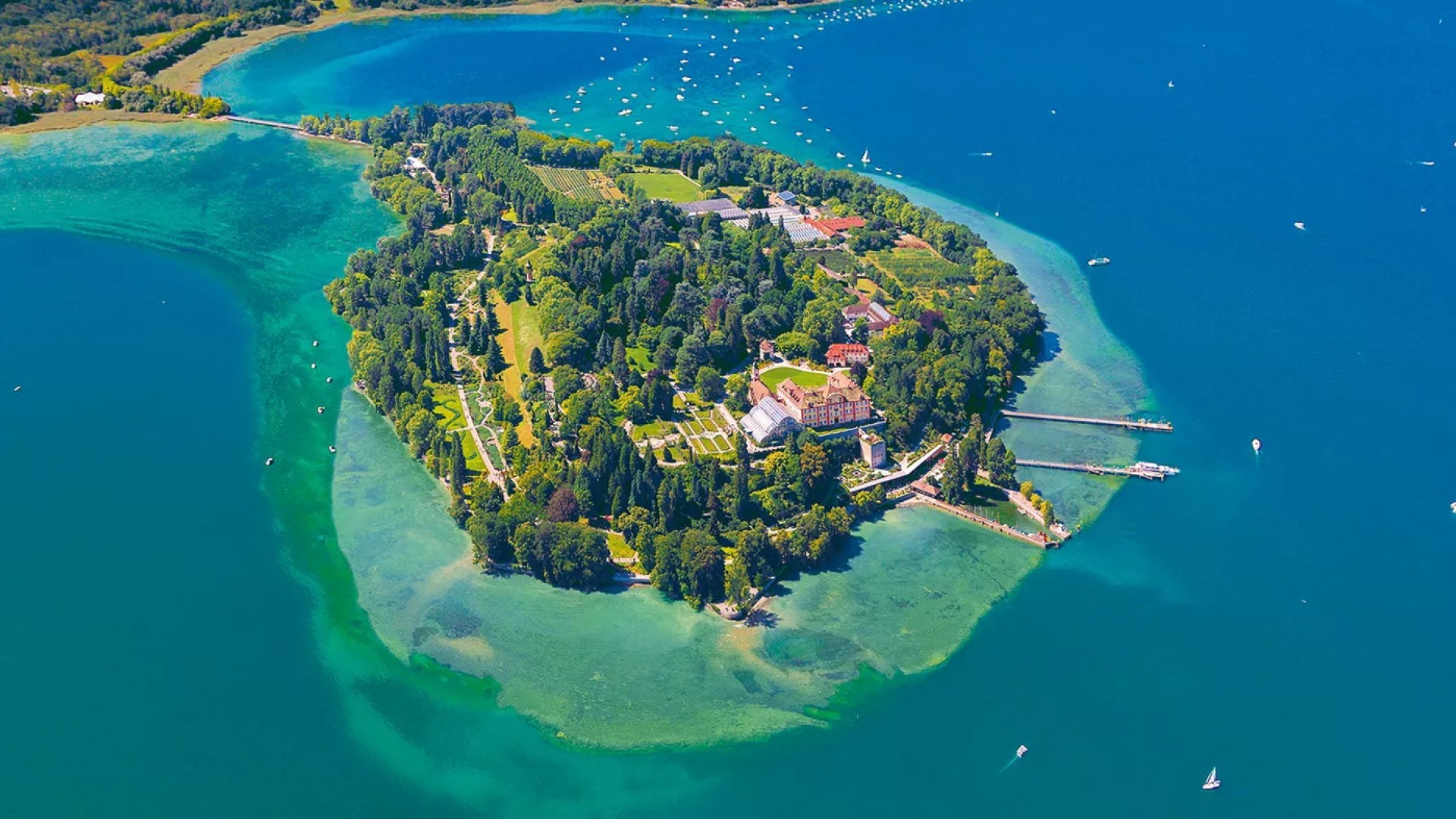 Luftaufnahme der Insel Mainau am Bodensee, umgeben von Wasser und Natur.