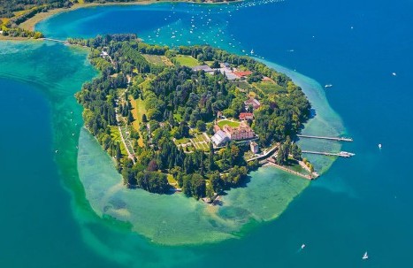 Luftaufnahme der Insel Mainau am Bodensee, umgeben von Wasser und Natur.