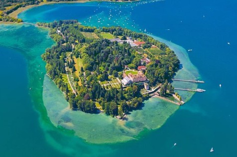 Luftaufnahme der Insel Mainau am Bodensee, umgeben von Wasser und Natur.