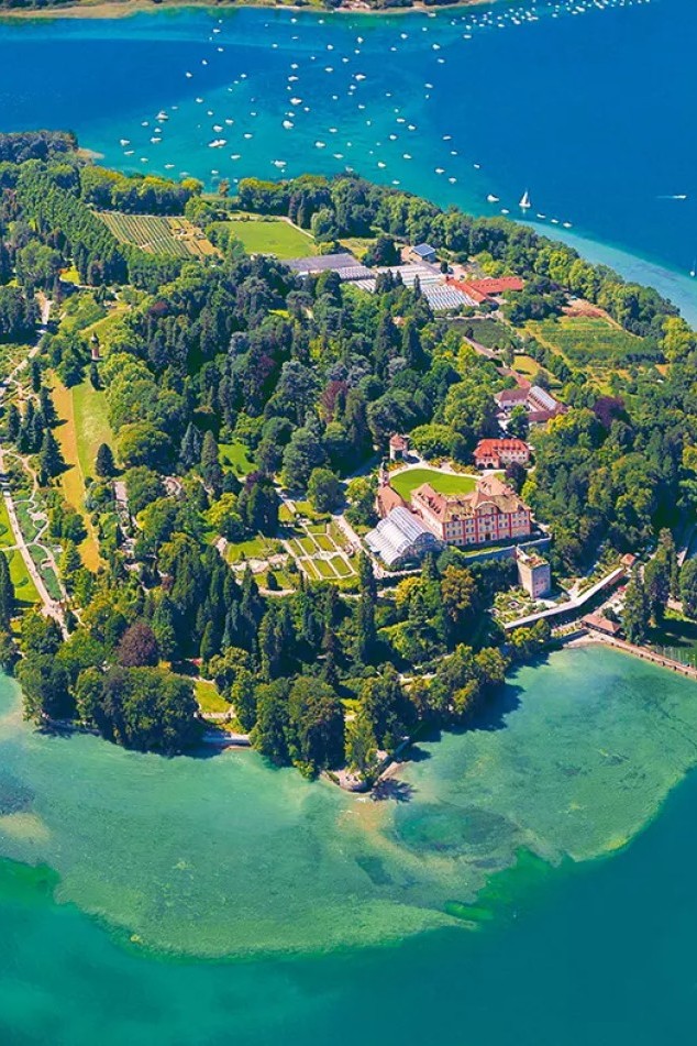 Luftaufnahme der Insel Mainau am Bodensee, umgeben von Wasser und Natur.