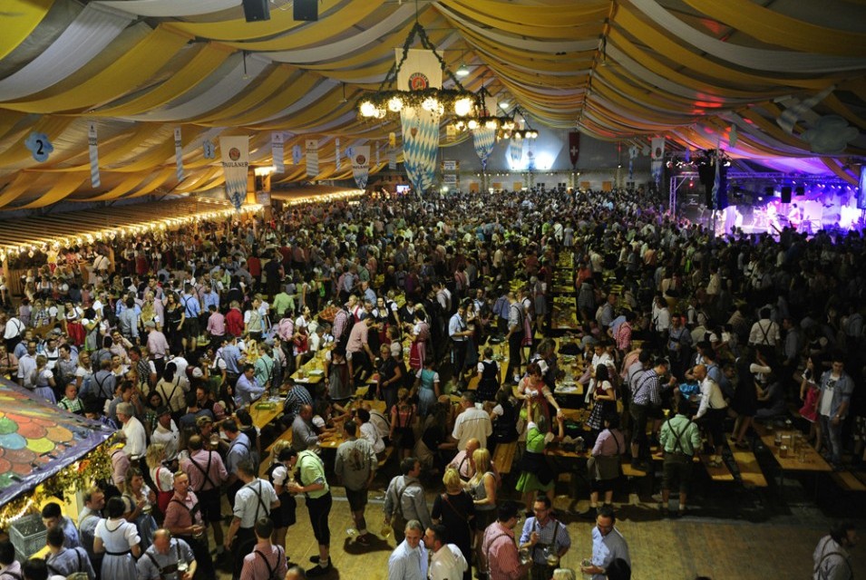 Festzeltstimmung am Bodensee mit bayerischer Blasmusik, Dirndl und Lederhosen beim Deutsch-Schweizer Oktoberfest in Konstanz.