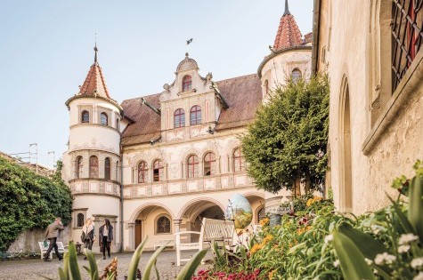 Das reich verzierte historische Rathaus von Konstanz mit seiner bemalten Fassade und Fachwerk-Elementen