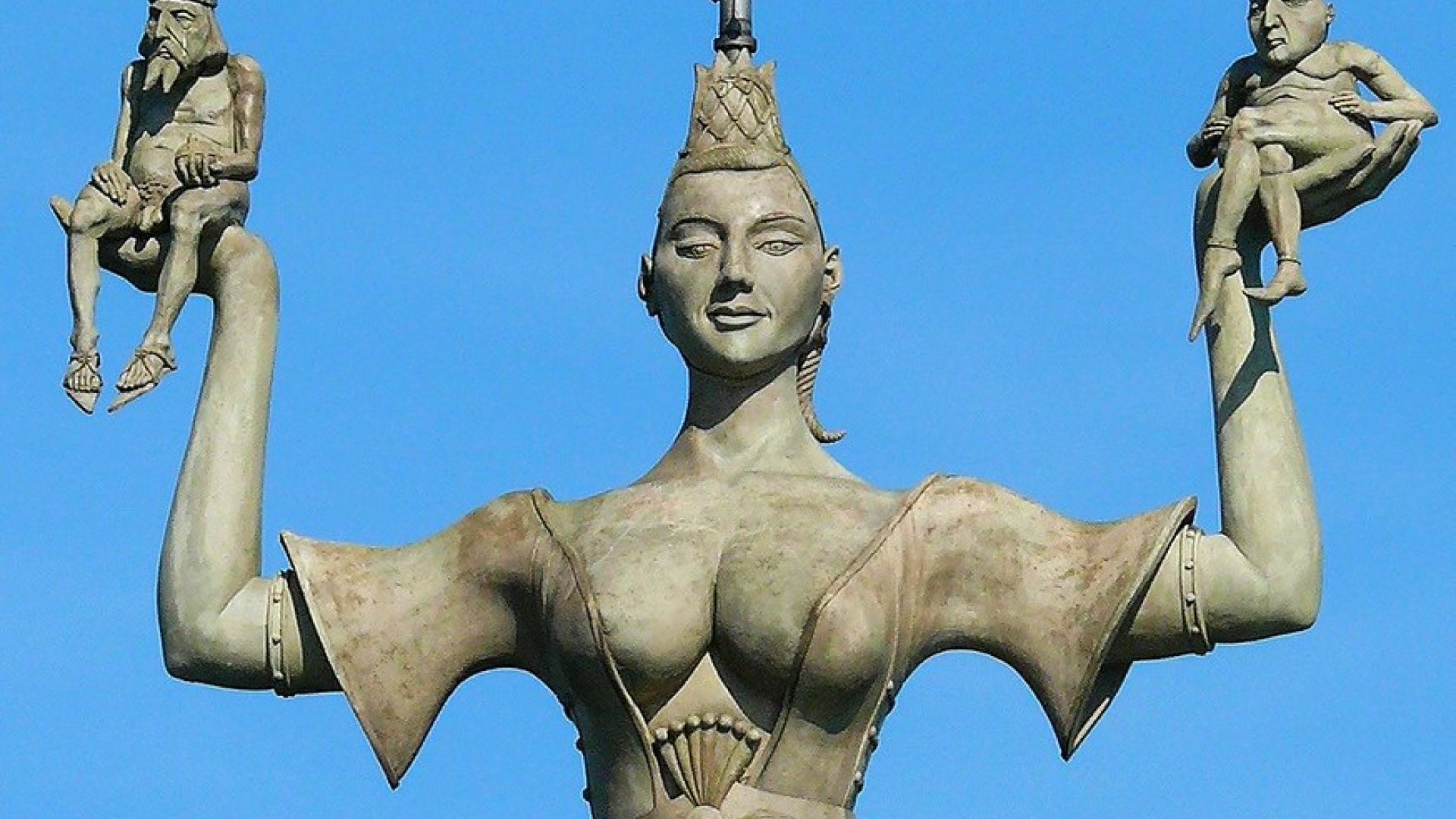 Die Imperia Statue am Hafen von Konstanz, eine rotierende Skulptur mit zwei kleinen Figuren, die Papst und Kaiser darstellen.
