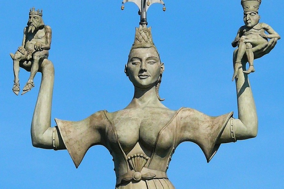 Die Imperia Statue am Hafen von Konstanz, eine rotierende Skulptur mit zwei kleinen Figuren, die Papst und Kaiser darstellen.