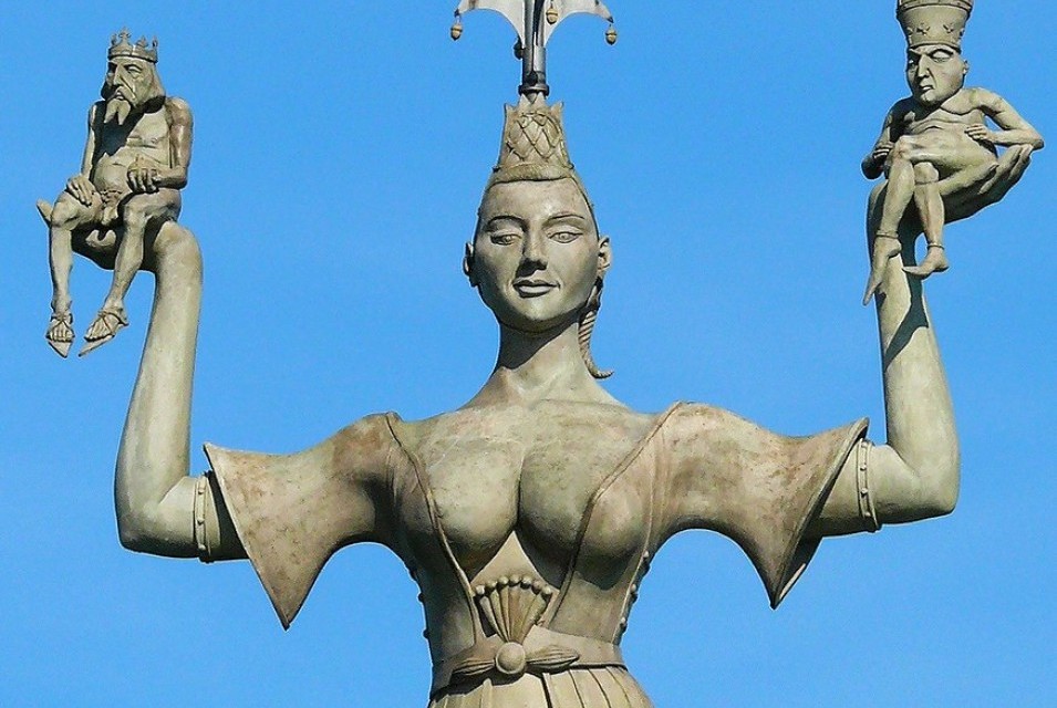 Die Imperia Statue am Hafen von Konstanz, eine rotierende Skulptur mit zwei kleinen Figuren, die Papst und Kaiser darstellen.