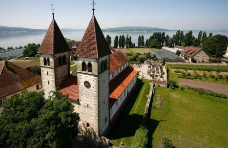 Panoramablick auf die Insel Reichenau im Bodensee mit der romanischen Basilika St. Peter und Paul im Vordergrund