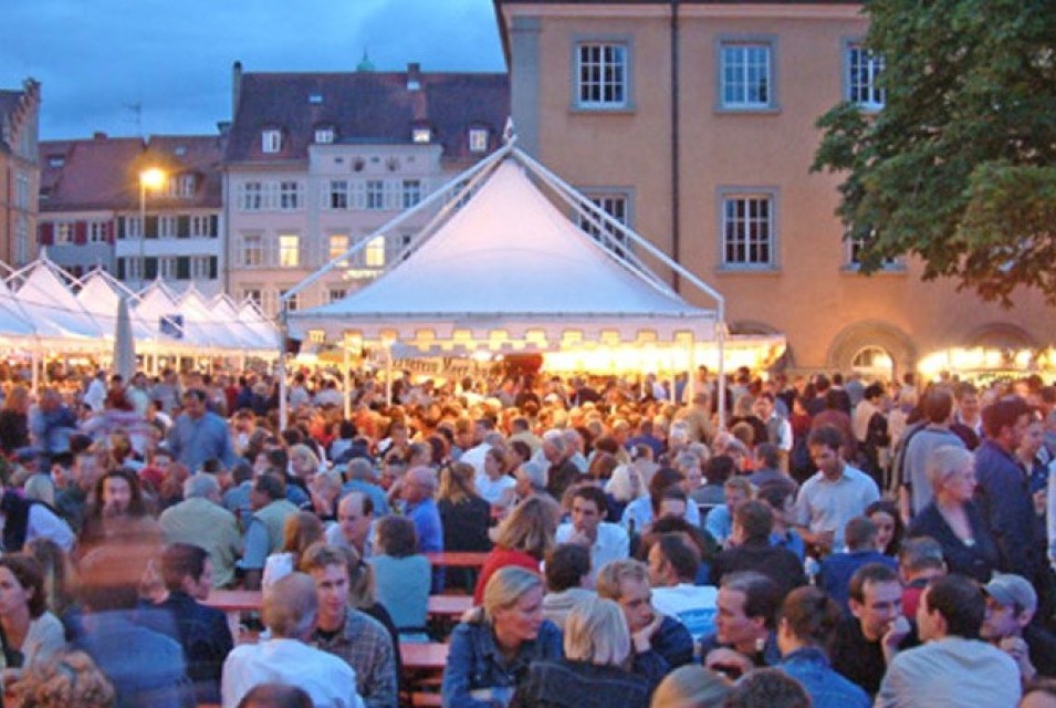 Bunte Lichter und fröhliche Menschen auf dem St. Stephansplatz beim Konstanzer Weinfest