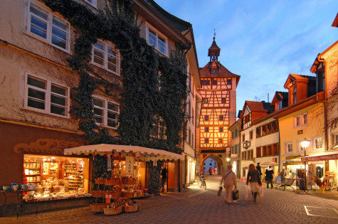 Historisches Stadttor Schnetztor in Konstanz mit markantem Turm und Fachwerkdetails aus dem Mittelalter