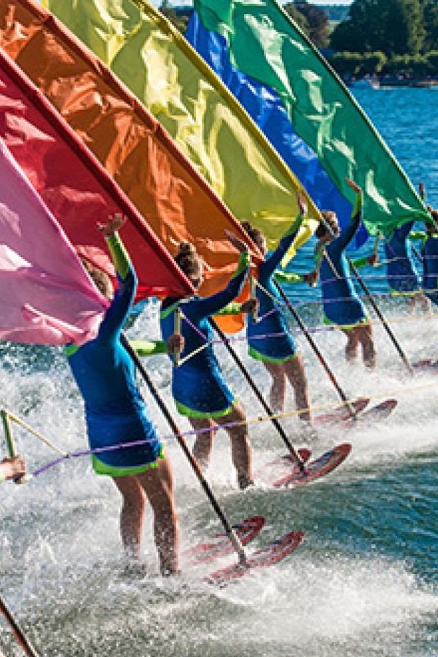 Ein Wassersportler zeigt beim Seenachtfest in Konstanz eine Wasserski-Show auf dem Bodensee