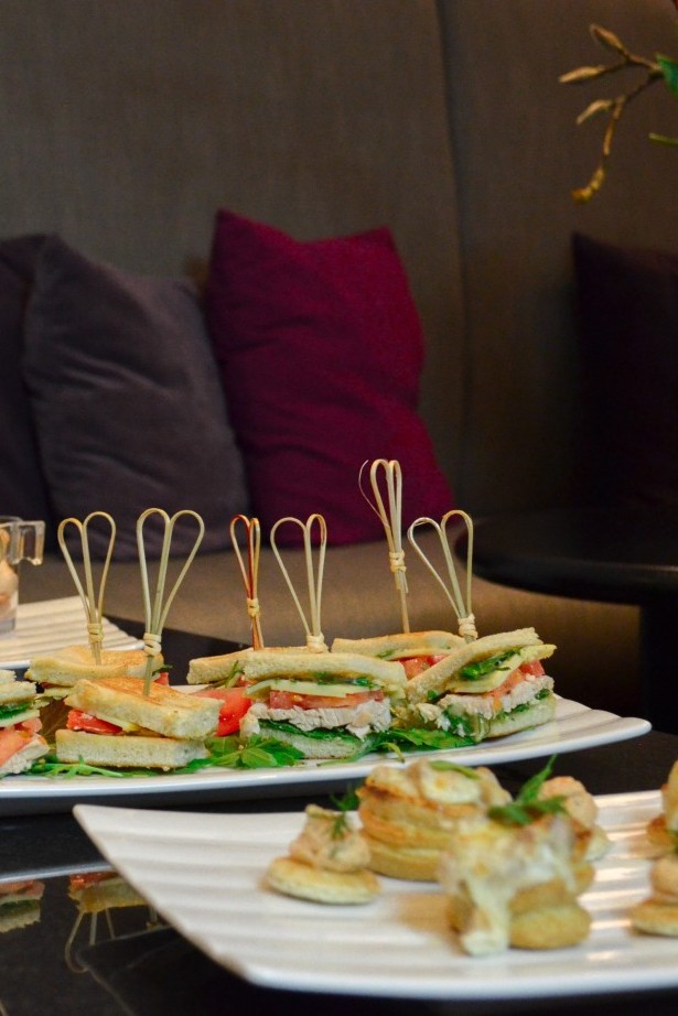 Canapes und Sandwiches vor dem Seminarraum im Loungebereich. 