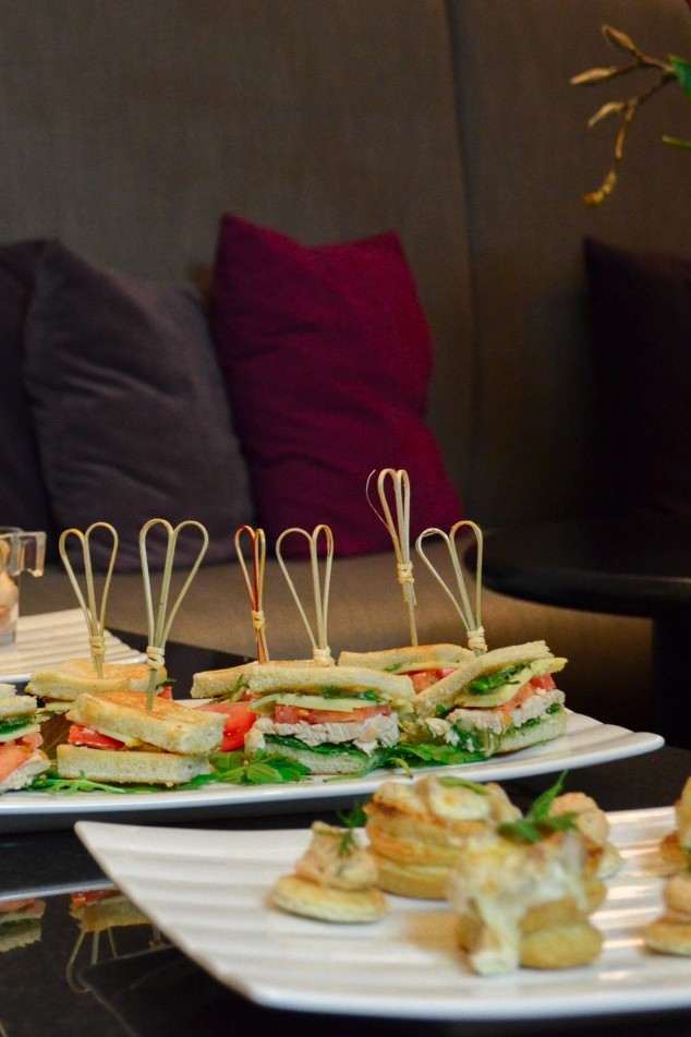 Canapes und Sandwiches vor dem Seminarraum im Loungebereich.