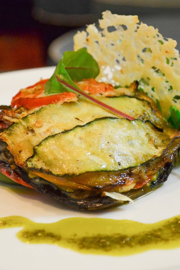 Auberginen-Gemüse Lasagne mit frischem Pesto und Käse-Cracker. 