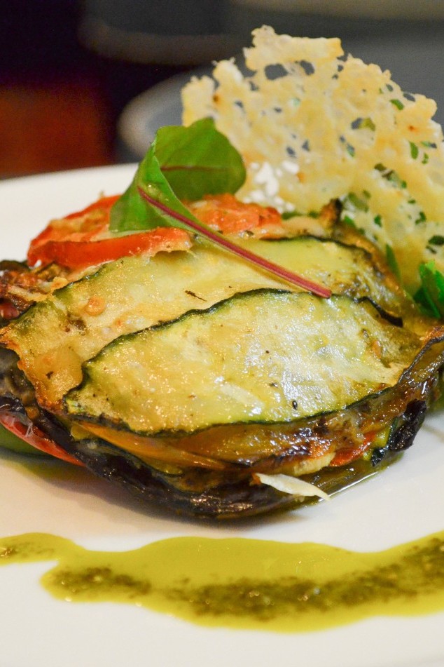Auberginen-Gemüse Lasagne mit frischem Pesto und Käse-Cracker.