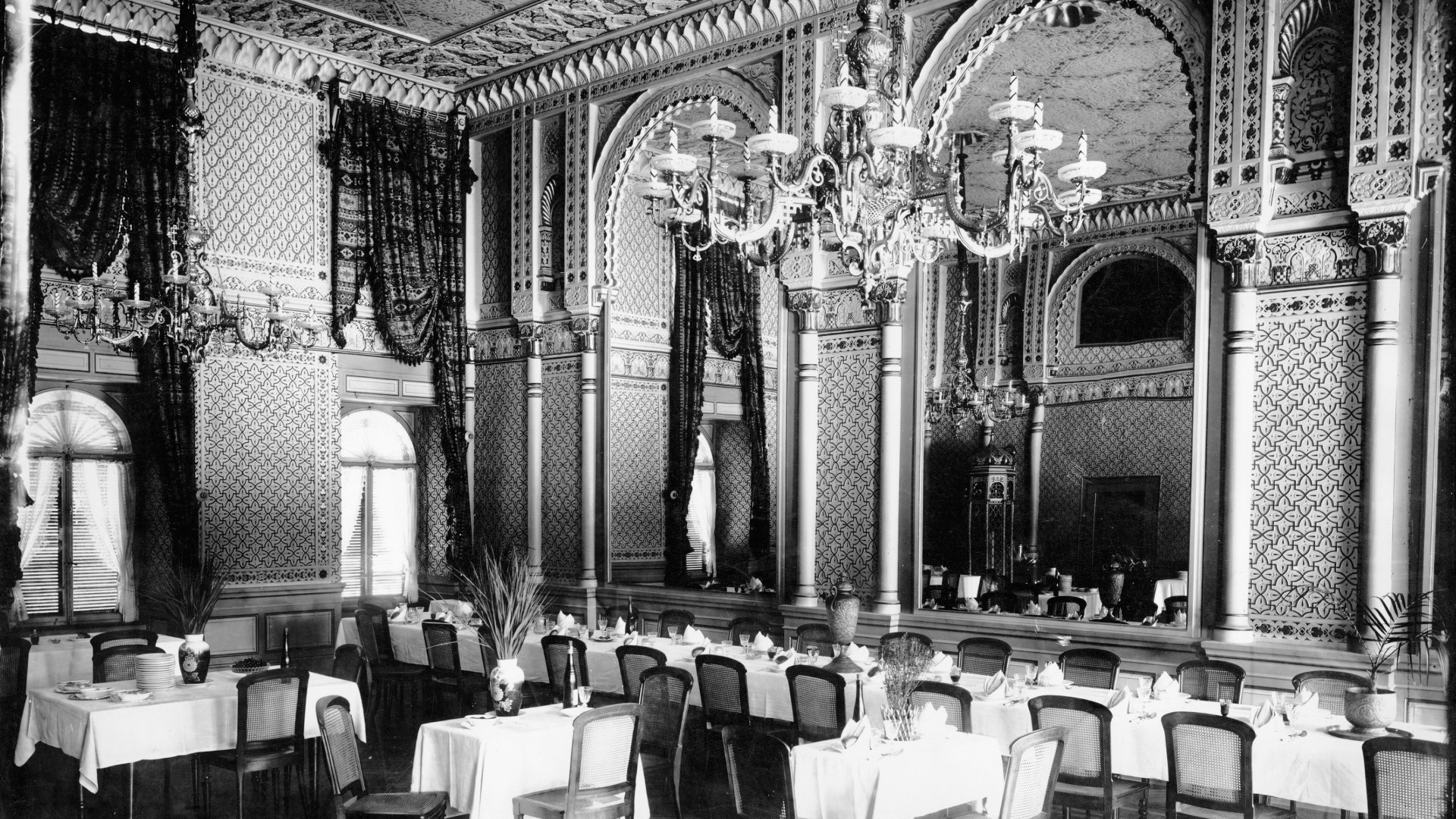 Historische schwarz-weiß Aufnahme des maurischen Saals mit Kronleuchtern.