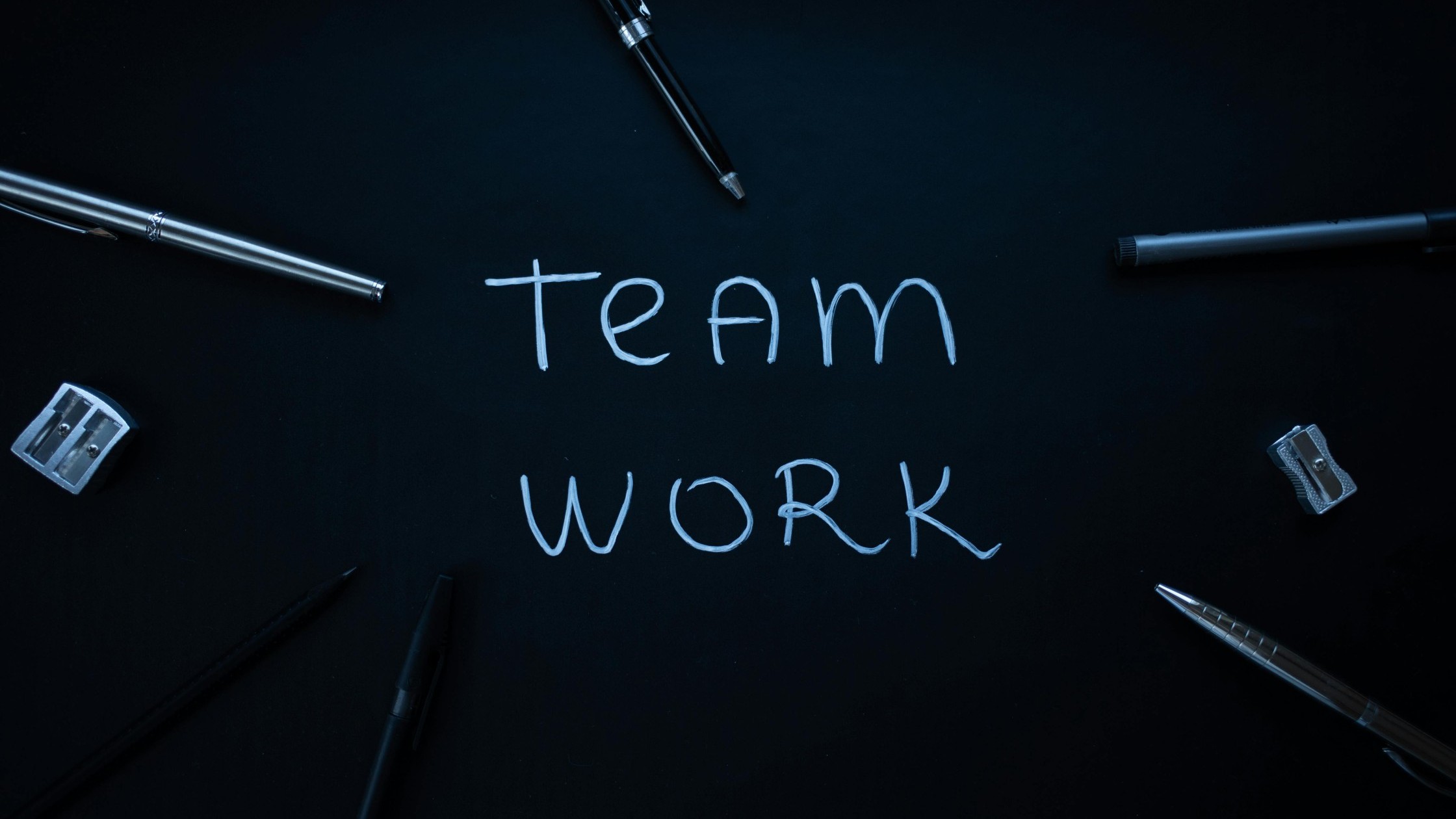 „Teamwork“ an eine Tafel geschrieben