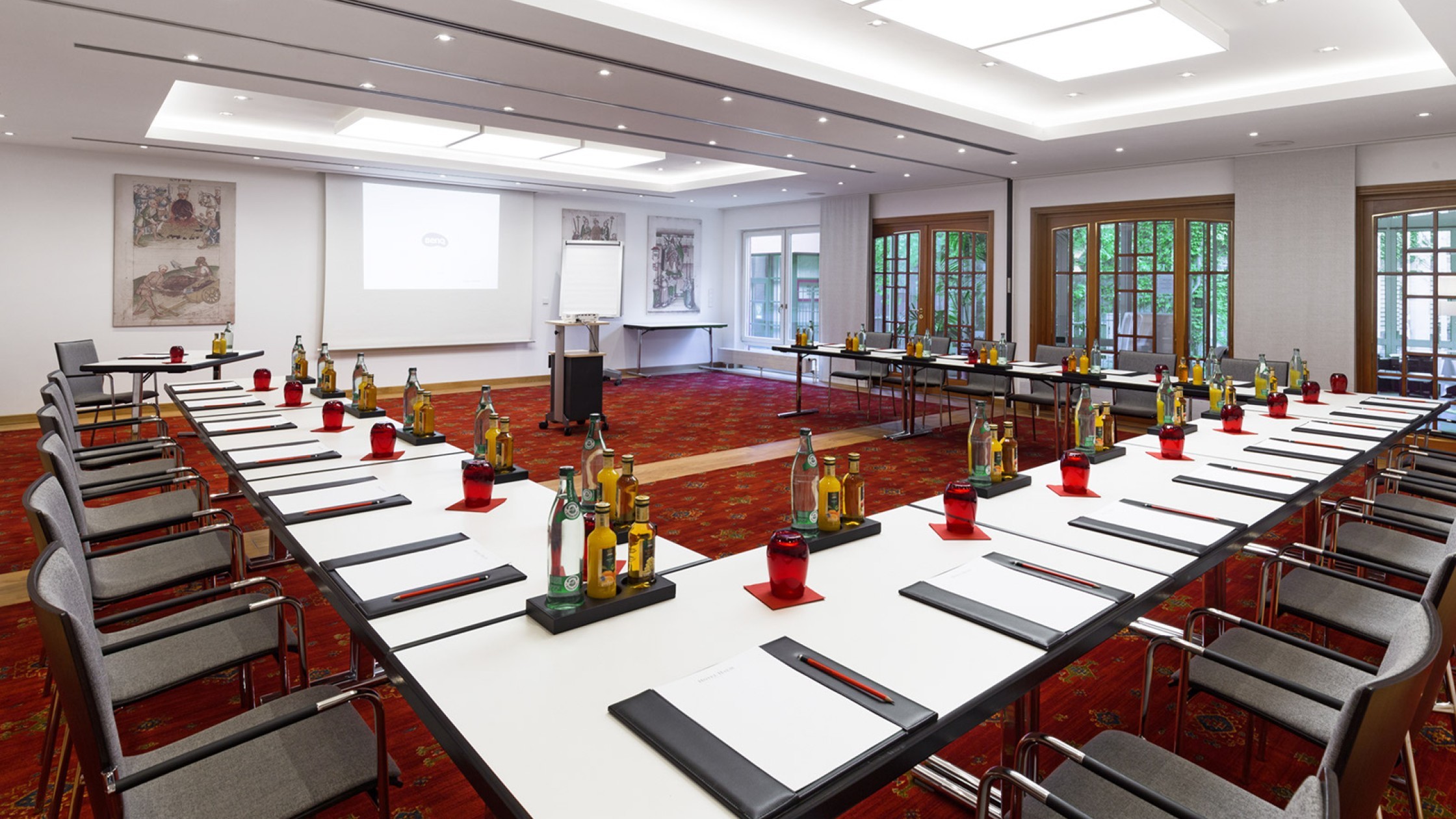 Tageslichtdurchflutete Innenansicht der Veranstaltungsräume „Reichenau“ und „Mainau“ im Hotel Halm Konstanz