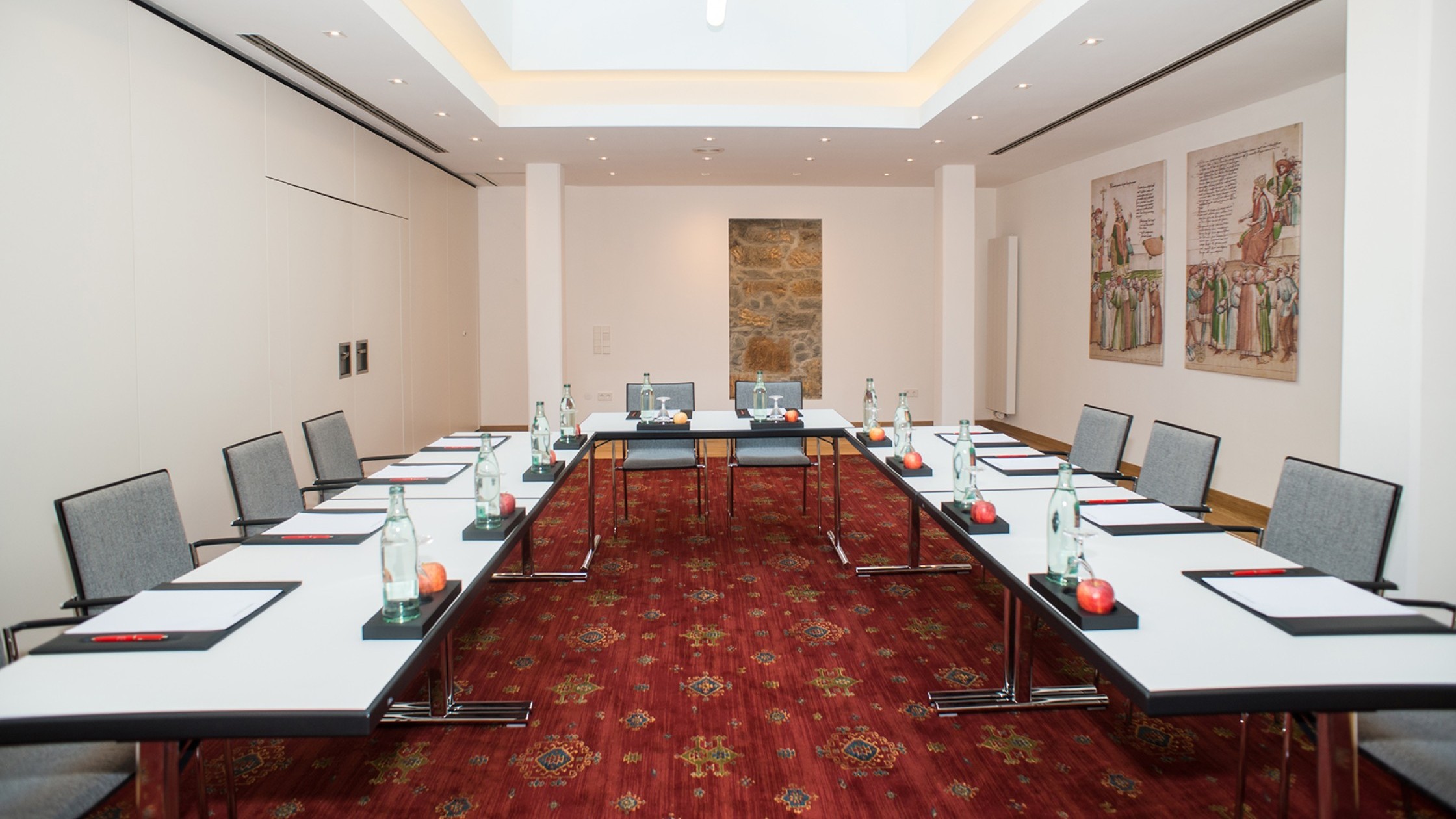 Heller und einladender Raum im Hotel Halm Konstanz am Tag 