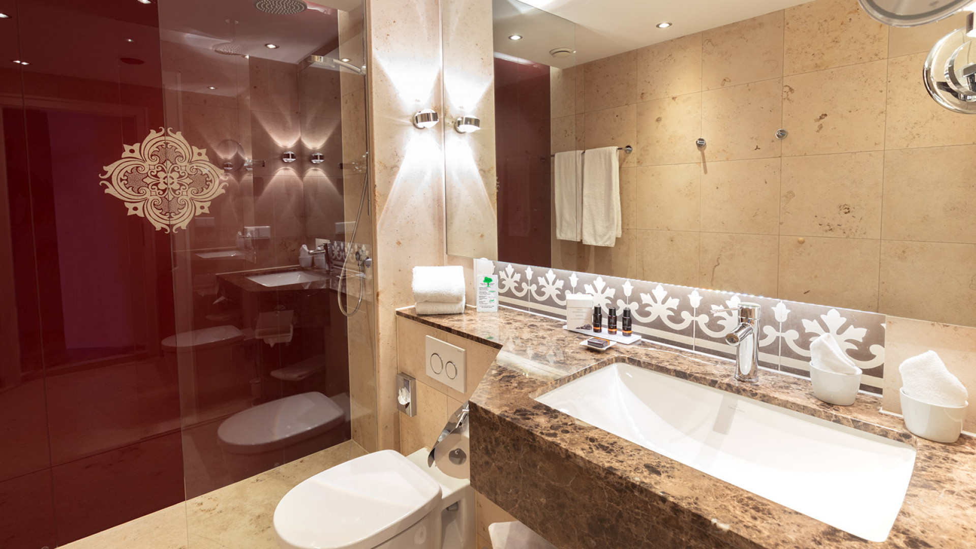 2018_HotelHalm_Innenansicht_Großes_Badezimmer_Renoviert