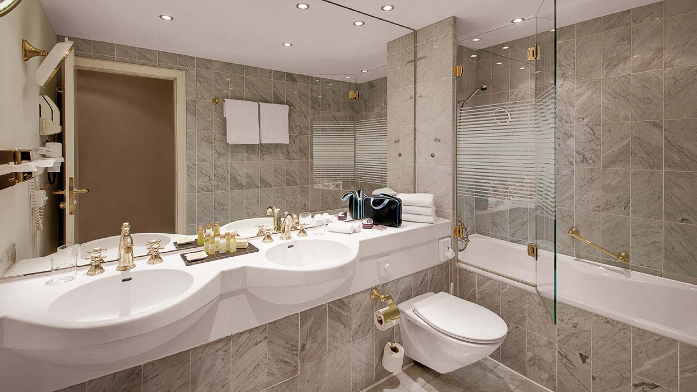 Klassisches Hotelbad im Hotel Halm Konstanz mit Badewanne