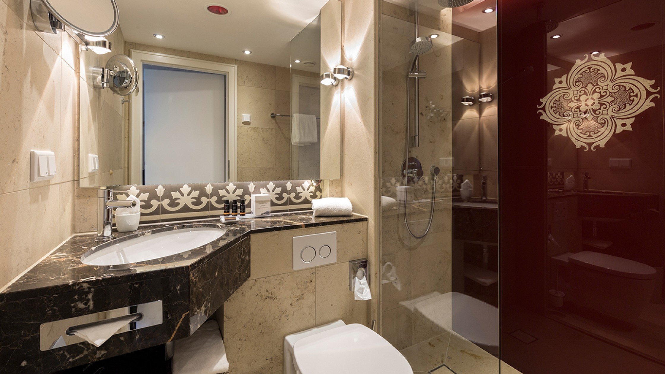 Modernes Marmorbad mit großem Spiegel im Hotel Halm Konstanz.