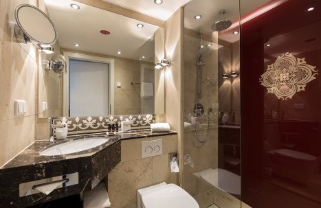 Modernes Marmorbad mit großem Spiegel im Hotel Halm Konstanz.
