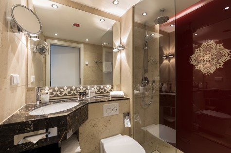 Modernes Marmorbad mit großem Spiegel im Hotel Halm Konstanz.