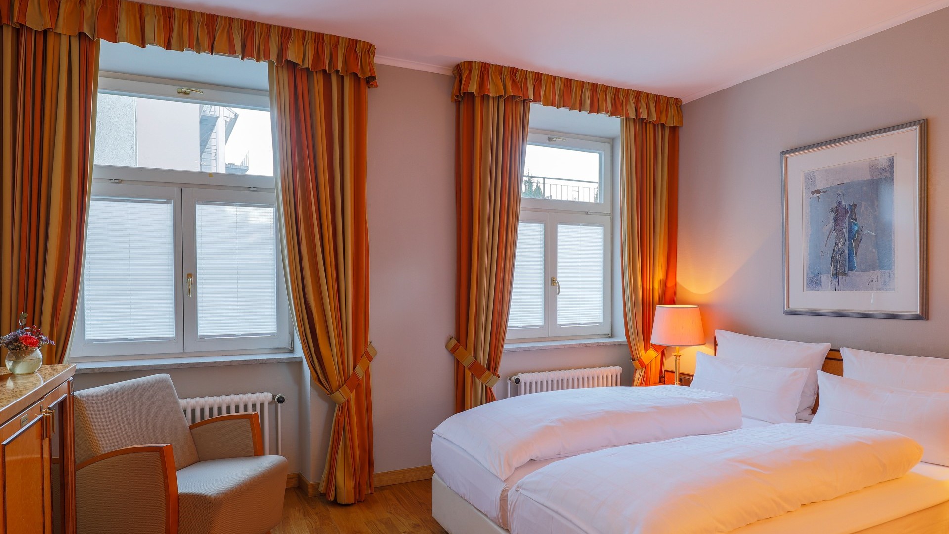 Das Standard Doppelzimmer im Hotel Halm Konstanz bietet klassischen Komfort mit gemütlichem Doppelbett