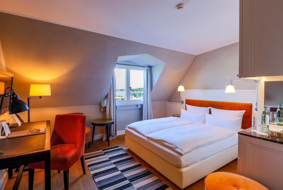 Superior Doppelzimmer im Hotel Halm Konstanz mit elegantem Design und modernem Komfort und Seeblick